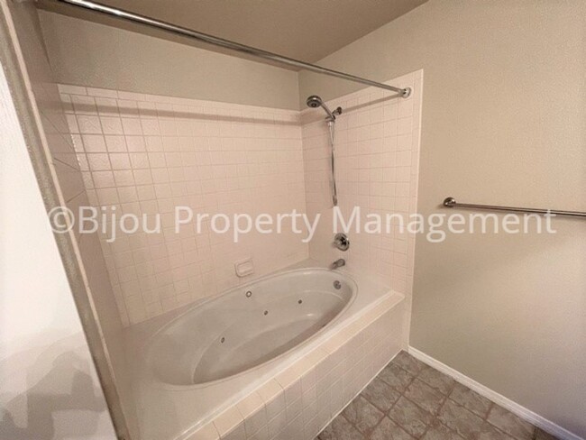 Building Photo - 6735 Delmonico Dr