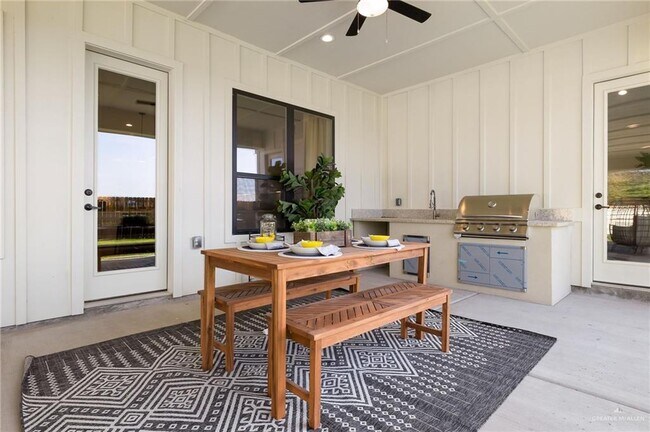 Building Photo - 33 E Silos Ave