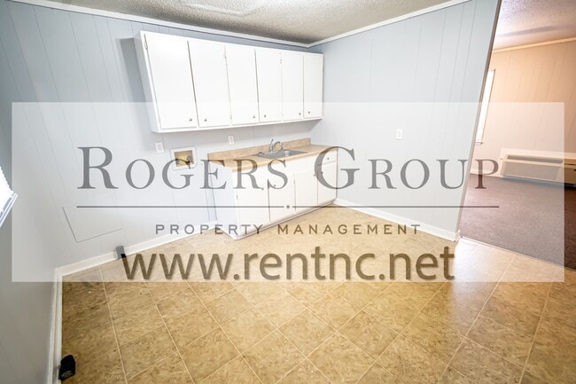 Building Photo - #103*** - 811-813 Hughes St Duplex