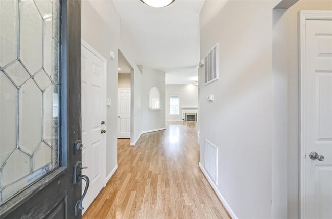 Building Photo - 15019 Trumpet Vine Ln