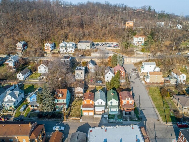 Building Photo - AVAILABLE SEPT 1ST!! UPDATED & SPACIOUS 3-...