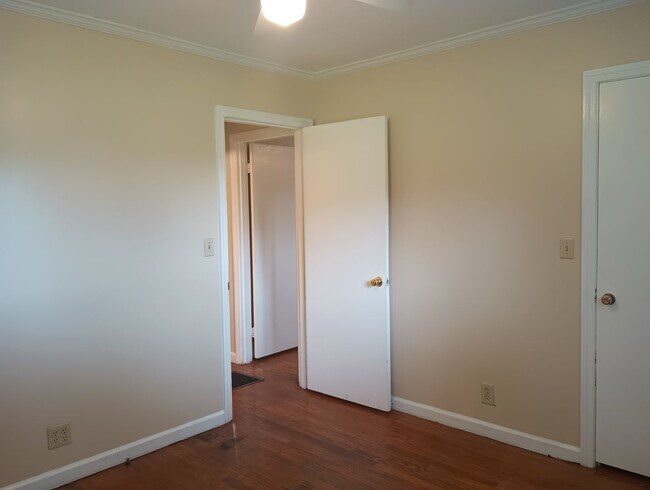 Building Photo - Don't Miss this 2 bedroom with Garage, Lar...