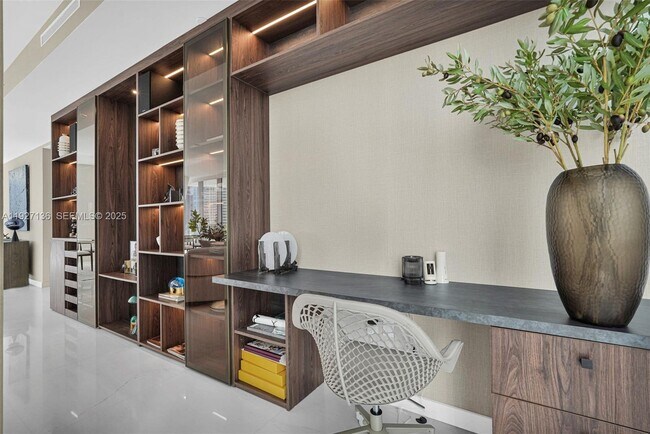 Building Photo - 300 Biscayne Blvd Way