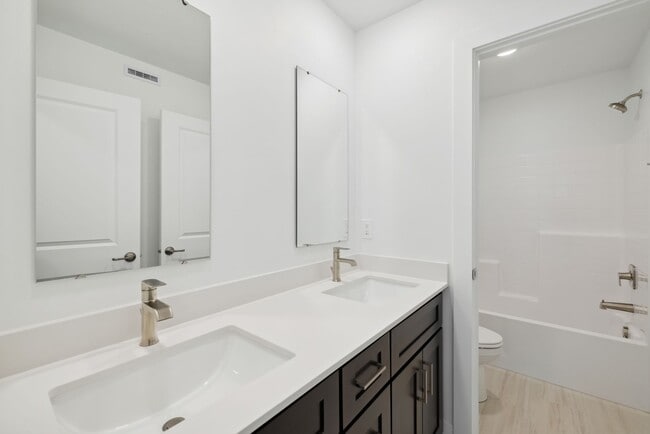 Building Photo - Move-In Ready Elegance - 4 Bedrooms! Pet Friendly!