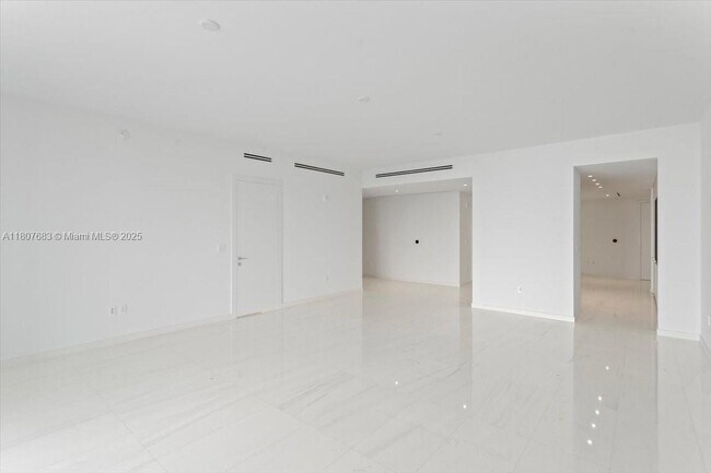 Building Photo - 300 Biscayne Blvd Way