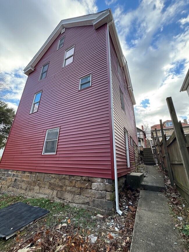 Building Photo - 433 Penn Ave