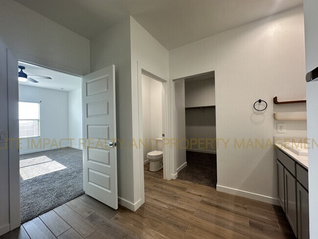Building Photo - 11112 S Weismann Dr