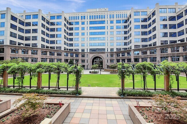 Building Photo - 400 N Church St