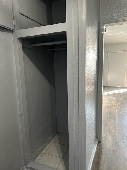 Building Photo - 1517 W 60th Pl