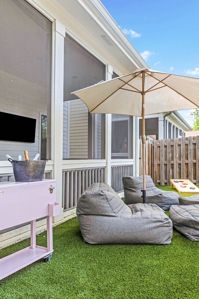 Building Photo - 916 11th Ave N