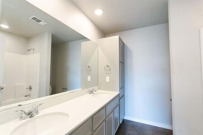 Building Photo - 208 Lowes Blvd