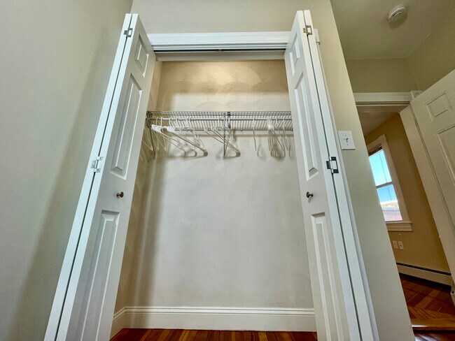 Building Photo - 18 Messenger St