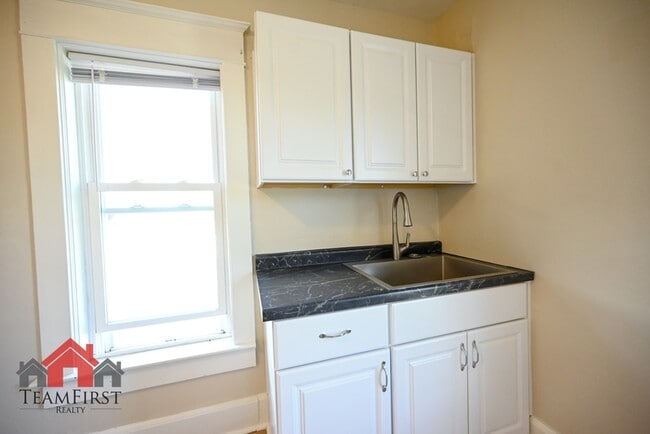 Building Photo - 205 N Maple St