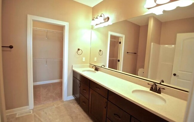 Building Photo - Centennial Pointe West