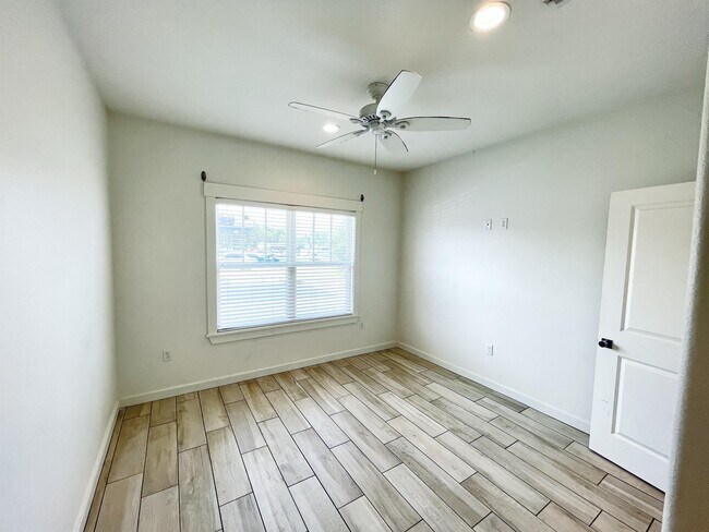 Building Photo - 613 E Center St