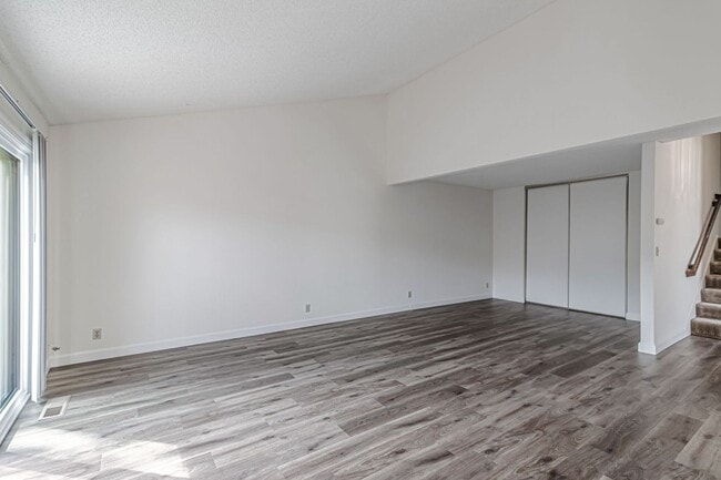 Building Photo - 2 bedroom, 2 bath townhome in the Northpoint HOA!