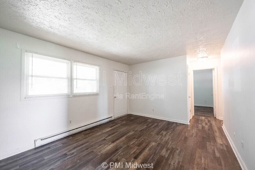 Building Photo - 570 US-52