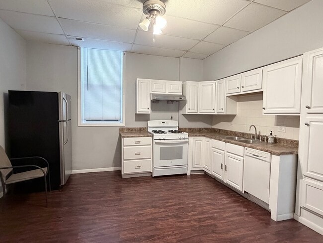 Building Photo - 3300 S Ashland Ave