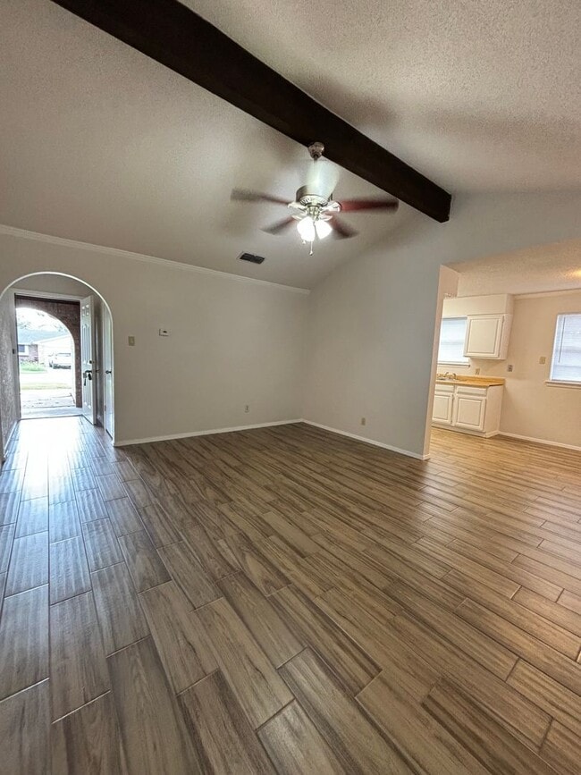 Building Photo - 912 Vaughn Dr