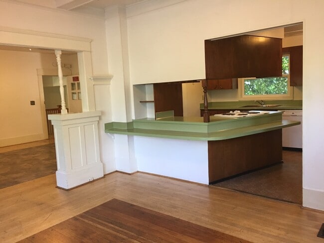 Building Photo - 6 Bedroom House near Downtown and Universi...