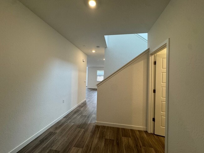 Building Photo - 997 Pioneer Dr W