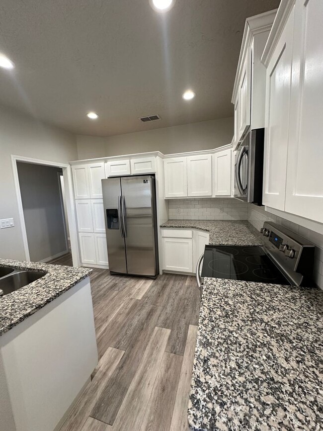 Building Photo - Stunning 3 Bed Home! Managed by Owner!