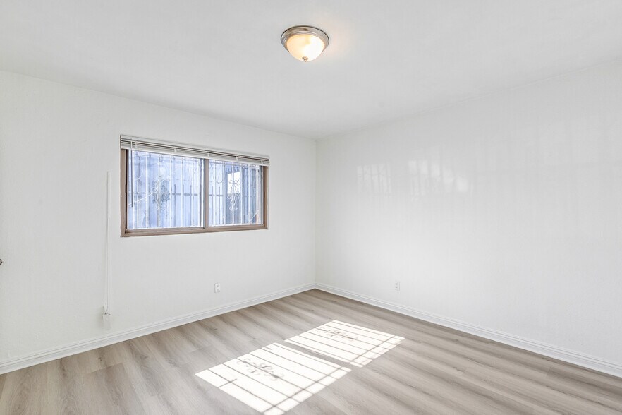 Building Photo - 832 W Colden Ave