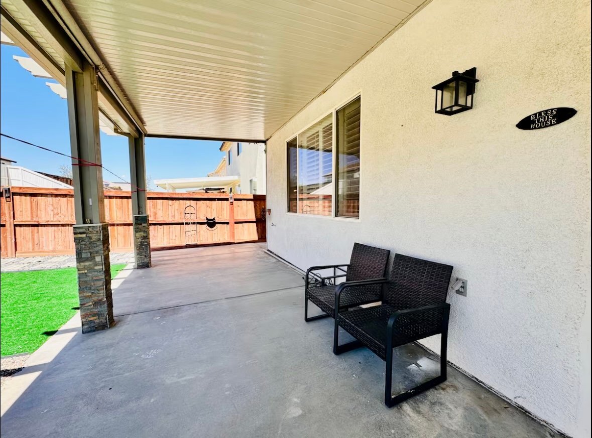 Building Photo - 1 King bed