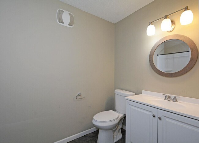 Building Photo - Spacious 3-Bed 1-Bath Condo For Rent in Ea...