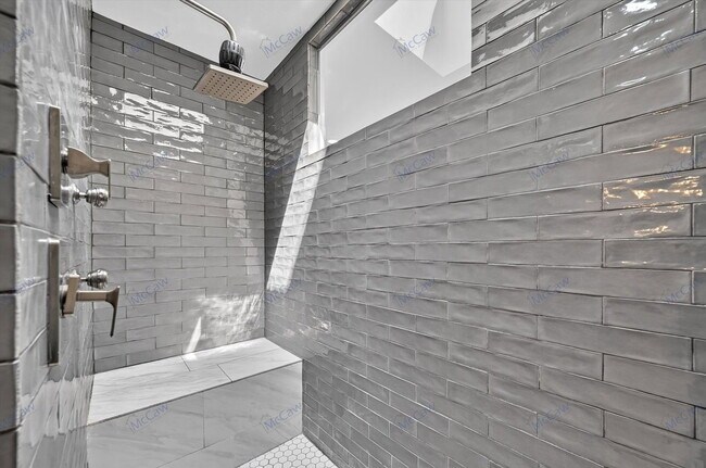 Building Photo - 4413 Roseland Ave