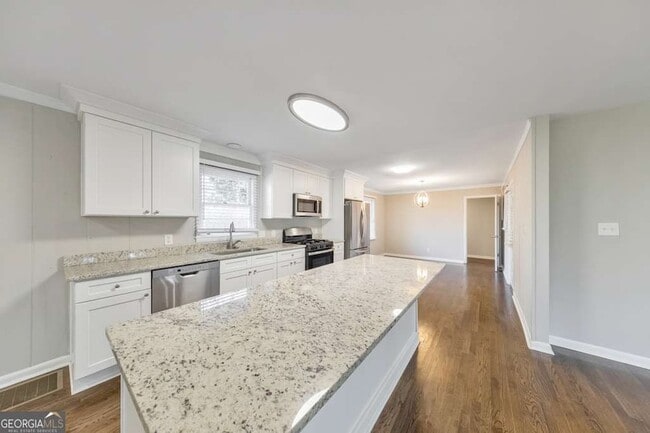 Building Photo - 909 Rosedale Dr