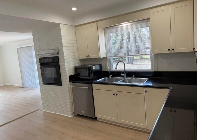 Building Photo - 30475 Birchway Dr