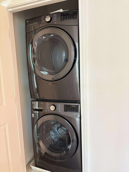 Building Photo - 8906 Jasmine Dr