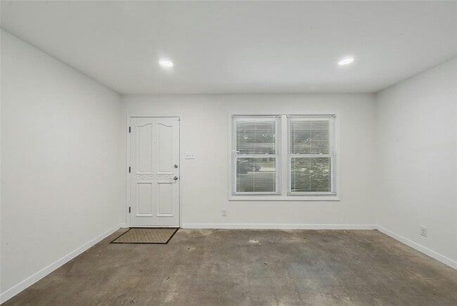Building Photo - 1500 Fairfield Dr