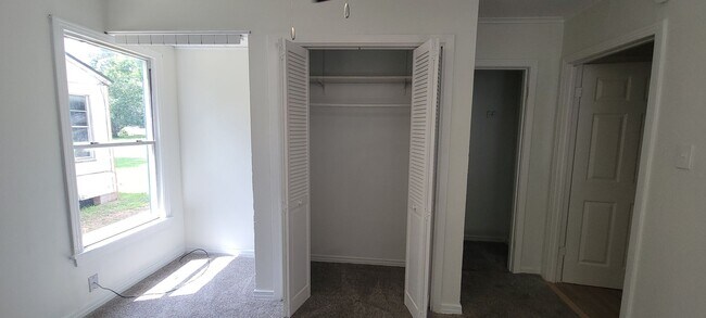 Building Photo - Amazing 4 bedroom/2 bath Two-story home wi...