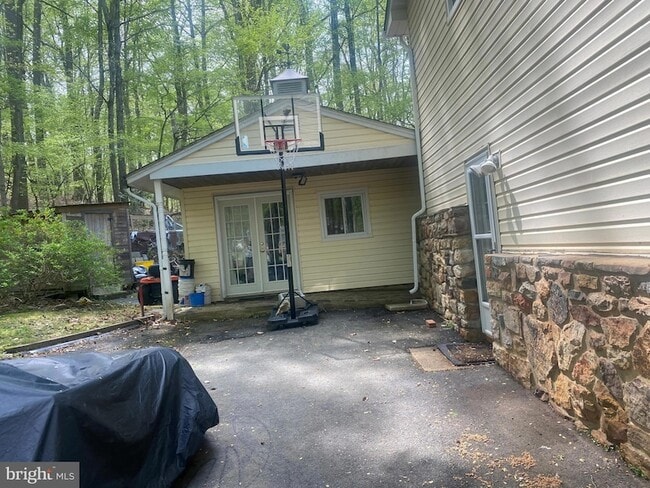 Building Photo - 6065 Poplar Rd
