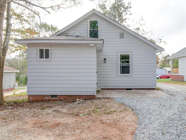 Building Photo - Newly remodeled 3 BR / 2 BA in Wadesboro !