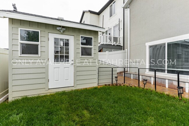 Building Photo - 4143 N Fairfield Dr
