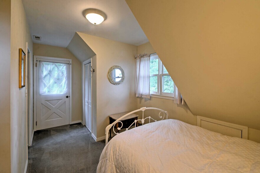 1 of 2 matching upper double bedrooms - 1225 Becky Mountain Road