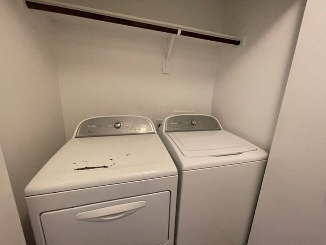 Building Photo - Perfect 3 Bedroom 2 Bath Home! GREAT Fort Worth Location -- Stainless Steel Kitchen Appliances In...