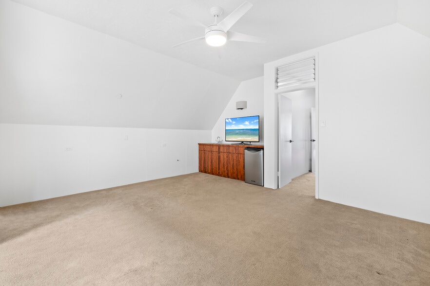Upstairs office/bedroom with a wet bar. - 45-162 Neepapa Pl