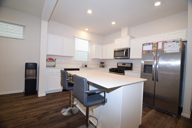 Building Photo - 935 N 19th Ave