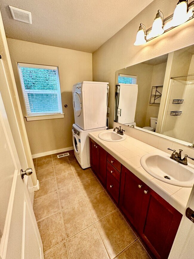 Building Photo - Beautiful 6-bedroom 4-bathroom home in an upscale neighborhood in the Sexton Mountain section of ...