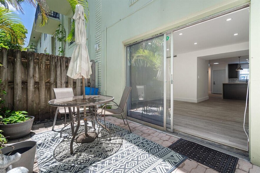 Building Photo - 809 W Oakland Park Blvd