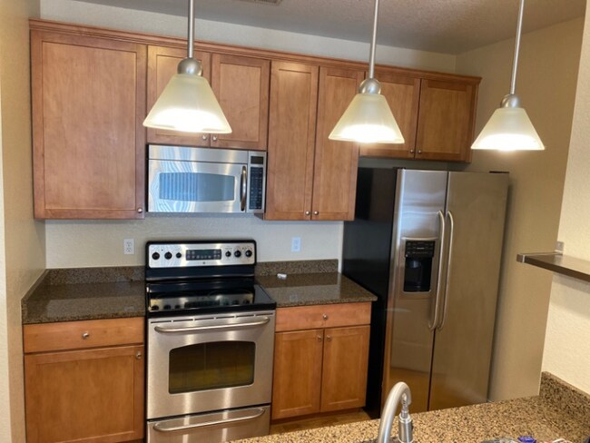 Building Photo - Beautiful 2BD/2BA Condo with Garage in Par...