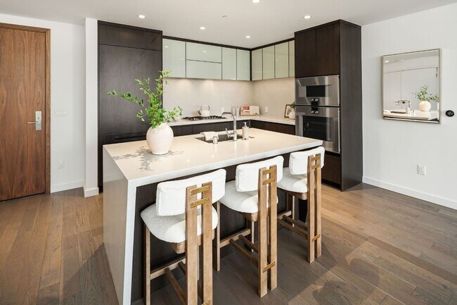 Building Photo - 2Bd/1.75Ba Bellevue Condo