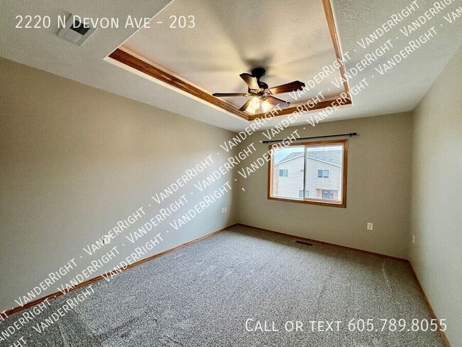 Building Photo - 2220 Devon Ave
