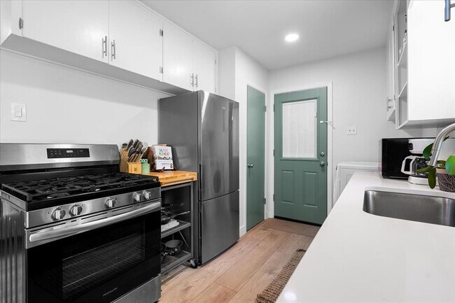 Building Photo - 1808 Forest Hill Dr