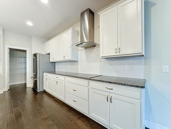 Building Photo - Executive Home with 5 bedrooms / four 1/2 ...