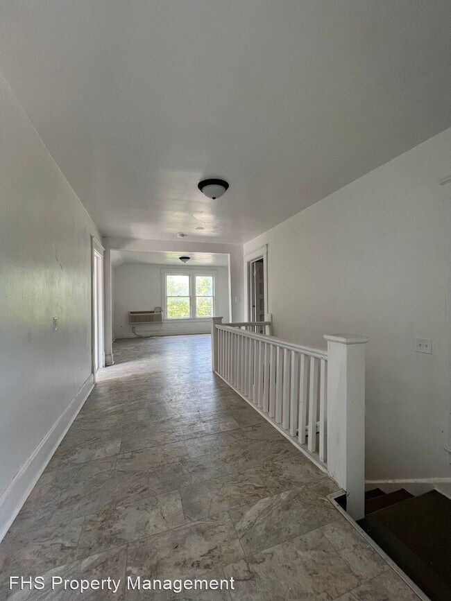 Building Photo - 1 br, 1 bath House - 1032 E Commercial Unit A